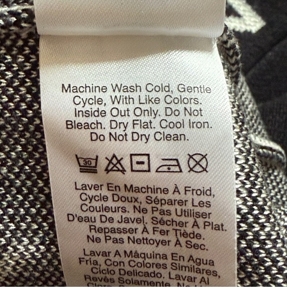 DKNY Logo Sweater V-Neck Sweater in Black and White | Size L - Picture 9 of 9